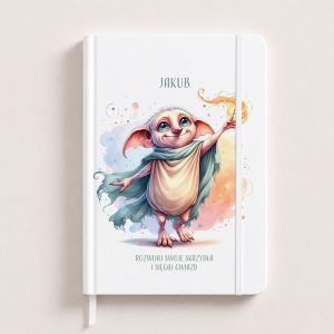 Notatnik z ilustracją uroczej postaci z dużymi uszami, ubranej w szal, trzymającej płonącą kulę, z napisem "JAKUB" oraz hasłem "ROZWIJAJ SWOJE SKRZYDLA I SIĘGAJ GWIAZD".