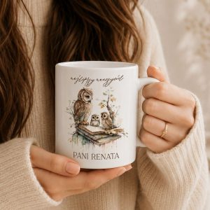 personalizowany-kubek-dla-nauczycielki Kubek z ilustracją sowy i trzech piskląt, z napisem "najlepszego na świecie" oraz imieniem "Pani Renata".