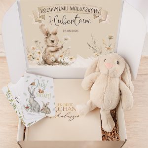 Otwarta, ozdobna paczka z przedstawieniem pluszowego zająca, stylizowanej karty z rysunkiem zająca i napisem, oraz dekoracyjnym tłem z motywem kwiatowym i datą 18.08.2026.