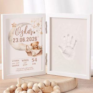 Ramka z białymi ramkami, w której znajduje się odcisk dłoni oraz informacje o narodzinach dziecka, w tym imię i datę.