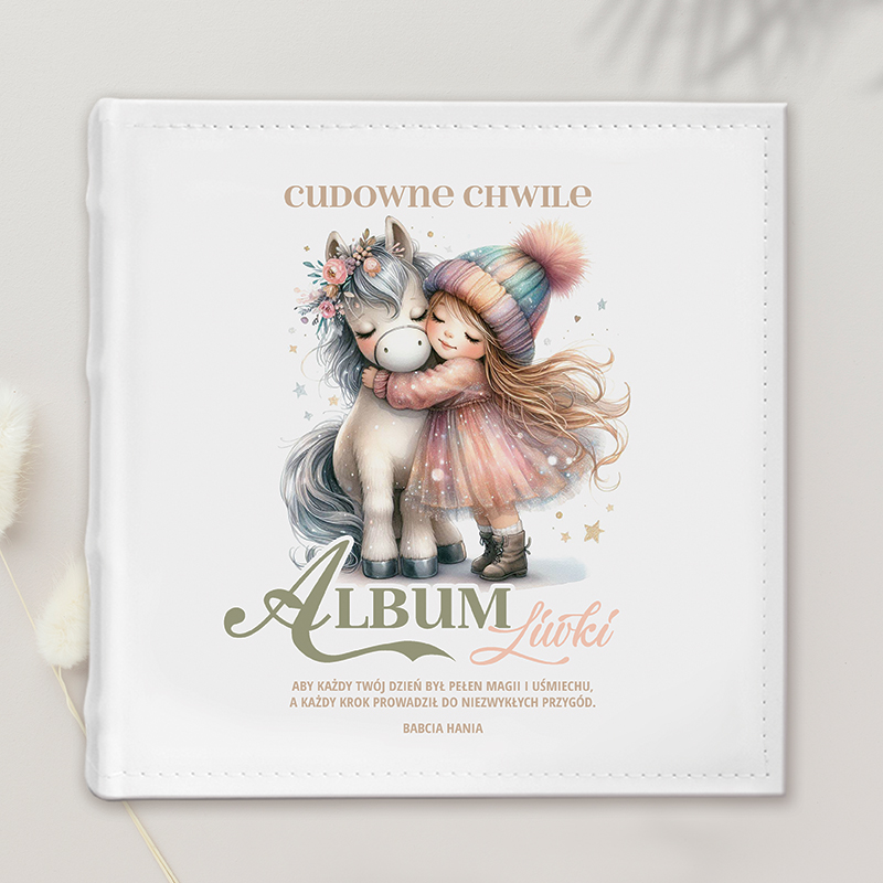 Okładka albumu ze zdjęciem przedstawiającym uśmiechającą się dziewczynkę w kolorowej sukience i czapce, tulącą białego konika. Na okładce widnieje napis 'Cudowne Chwile' oraz 'Album Łukki', a poniżej krótka dedykacja od Babci Hani.