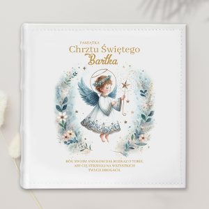 Obrazek przedstawiający aniołka w białej sukience z błękitnymi akcentami, trzymającego złotą różdżkę. Aniołek otoczony jest delikatnymi kwiatami i liśćmi, a tło jest jasne. Na górze tekst "PAMIĄTKA Chrztu Świętego Bartha", a poniżej cytat o boskiej opiece.