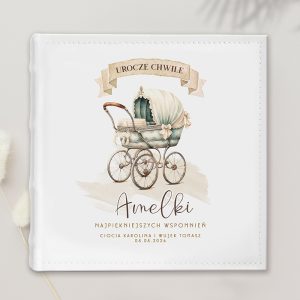 Ilustracja dziecięcego wózka w pastelowych kolorach z napisem 'UROCZE CHWILE', imieniem 'Amelki' oraz datą '05.06.2026', umieszczona na białym tle z ozdobnym wykończeniem.