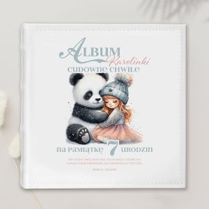 Okładka albumu ze zdjęciami, przedstawiająca dziewczynkę z długimi włosami w szarej sukience i czapce z pomponem, przytulającą dużego misia pandę. Na górze napis: 'Album Karolinki cudowne chwile' oraz 'na pamiątkę 7 urodzin'. Tło jest jasne, a całość ma delikatne, dziecięce akcenty.