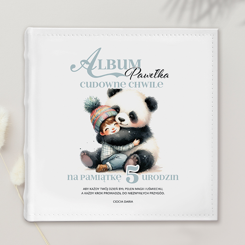 Ozdobny album z ilustracją małego chłopca przytulającego pandę, z napisem "Album Pawelka cudowne chwile na pamiątkę 5 urodzin" oraz dedykacją od Cioci Darii