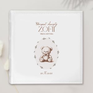 Biała okładka albumu na zdjęcia z grafiką szarego misia siedzącego w ramce z liśćmi, z napisem 'Chrzcet Święty ZOFII' i datą '26.X.2026'.