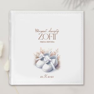 Biała okładka albumu na chrzciny z napisem "Chrzest Święty Zofii Piękna Historia" oraz ilustracją białych bucików z kokardkami, otoczonych delikatnymi kwiatami, z datą 26.X.2026.