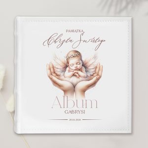 Okładka albumu pamiątkowego z motywem aniołka, przedstawiającego śpiącą dziewczynkę z małymi skrzydełkami, trzymaną w dwóch dłoniach. Na górze napis "Pamiątka Chrztu Świętego", a poniżej słowo "Album" i imię "Gabrysi" oraz data 20.04.2026.
