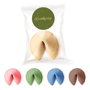 Ciasteczka szczęścia w różnych kolorach (różowe, zielone, niebieskie, brązowe) na opakowaniu z napisem 'Dziękujemy' i grafiką w tle, z głównym ciasteczkiem w kolorze beżowym na przodzie.