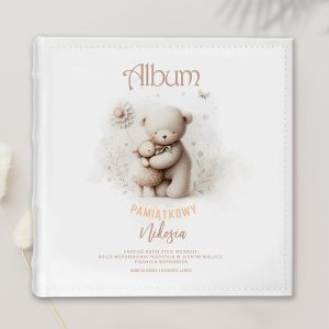 Ozdobny album ze stworkiem w kształcie misia przytulającym owieczkę, z napisami 'Album' i 'Pamiątkowy Nikosia'. W tle delikatne roślinne motywy w odcieniach beżu oraz napis z dedykacją.