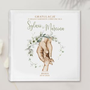 Ozdobna karta gratulacyjna na białym tle, przedstawiająca dłonie dorosłych trzymające małą dłoń dziecka, otoczone liśćmi i kwiatami, z napisem "Gratulacje z okazji narodzin córeczki dla Sylwii i Marcina" oraz datą "30-01-2026" na dole.
