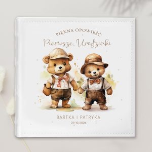 Ilustracja przedstawiająca dwa uśmiechnięte, małe niedźwiadki trzymające się za ręce, ubrani w kolorowe kapelusze i odzież. W tle tekst: "Piękna opowieść Pierwsze Urodzinki", imiona "Bartka" i "Patryka" oraz data "29.10.2026".