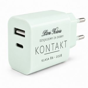 Biały adapter z dwoma portami USB, z napisem "Dziękujemy za dobry kontakt, Klasa 8B - 2028".