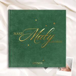 Zielona okładka książki z napisem 'NASZ Mały CHŁOPIEC' w złotym kolorze, na tle białego materiału; w dolnym rogu znajdują się zdjęcia oraz widoczny fragment dziecięcej twarzy.