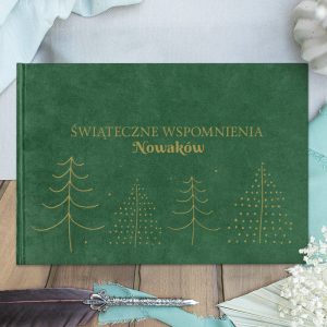 Album na zdjęcia świąteczne z personalizowanym napisem „Świąteczne Wspomnienia” i nazwiskiem.