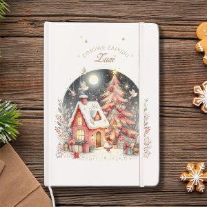 Notes z zimową ilustracją, przedstawiającą różową chatkę z białym dachem, choinkę ze światełkami, prezenty oraz postać dziecka, na tle nocnego nieba z księżycem, z napisem "Zimowe Zapiski Zuzi" na okładce.