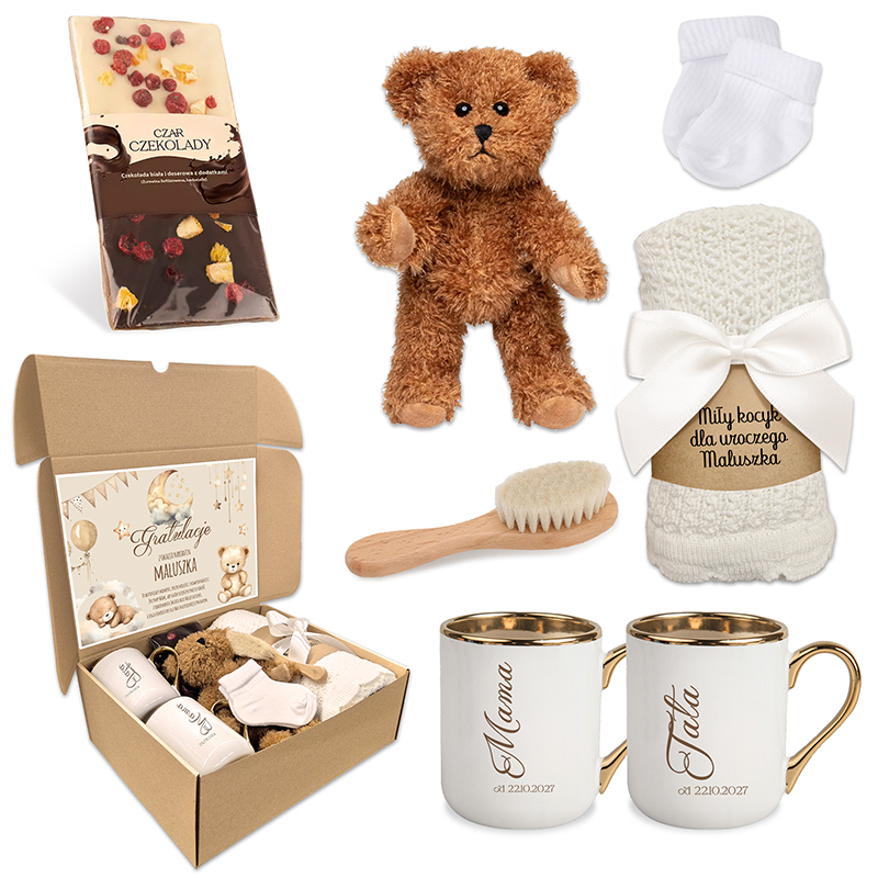 Zestaw prezentowy dla noworodka, obejmujący maskotkę misia, białe skarpetki, kocyk z wstążką, szczotkę do włosów, czekoladę oraz dwa kubki z napisem 'Mama' i 'Tata', umieszczone w ozdobnym pudełku.