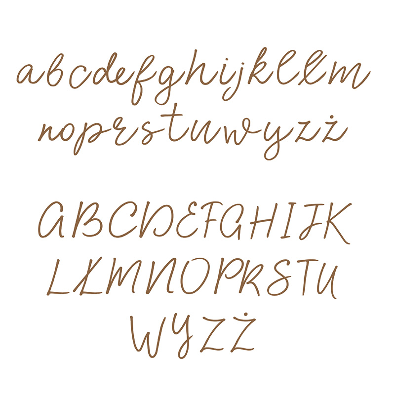 Stylizowane litery alfabetu w regularnym i dużym formacie, wykonane w brązowym kolorze na jasnym tle.