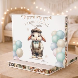 Książka dla dzieci z ilustracją uroczego króliczka w kapeluszu i muszce, otoczona balonami w pastelowych kolorach.