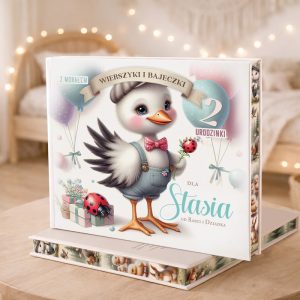 Książeczka z urodzinowymi wierszykami, w kolorowej okładce z ilustracją pisklęcia w garniturze.