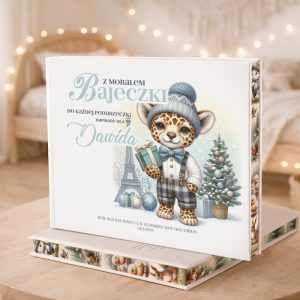 Ilustrowana książka dla dzieci z tytułem "Bajeczki", z motywem lamparta w sweterku, przy choince i paryską wieżą Eiffla.