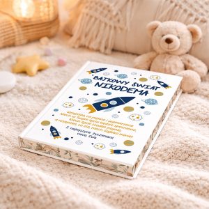 Książka "Bajkowy świat Nikodema" z kolorową okładką, przedstawiającą rakiety i kropki, leży na stole obok misia pluszowego.