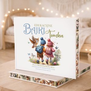 Okładka książki "Edukacyjne Bajki", przedstawiająca dzieci idące w stronę lasu, z plecakami i zwierzętami otaczającymi je.