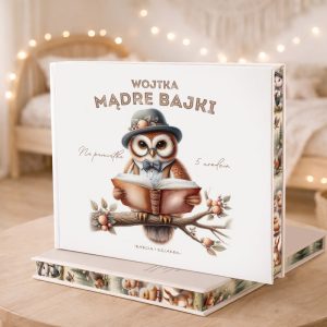Ilustrowany album z sówką w meloniku, trzymającą książkę; napis "Mądre Bajki" na okładce. W tle przytulne wnętrze.