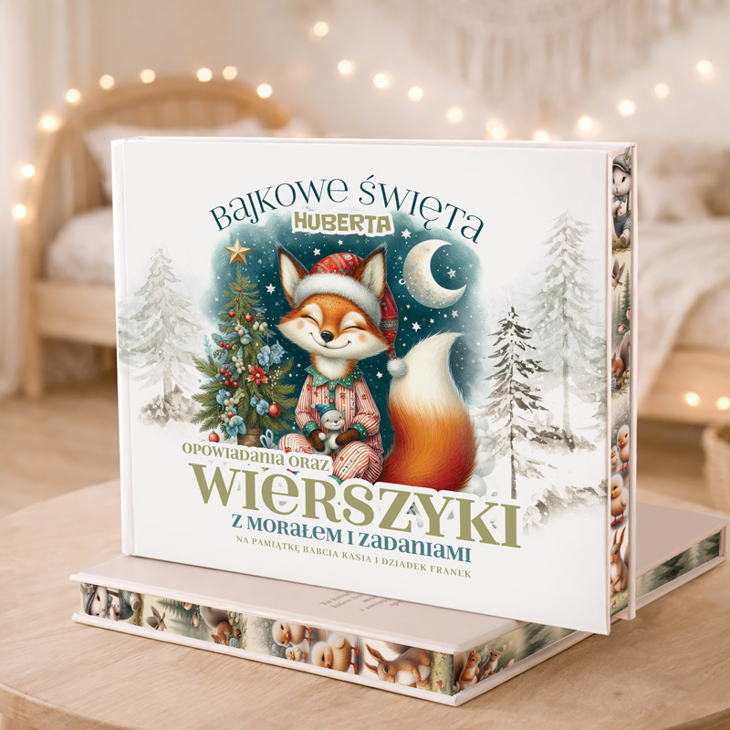 Książka "Bajkowe Święta" z ilustracją lisa w sweterku, otoczona świątecznymi elementami i drzewami, na jasnym tle.