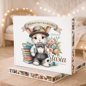 Książka z uśmiechniętym króliczkiem w kapeluszu i eleganckim ubraniu, otoczonym kwiatami i stosami książek.