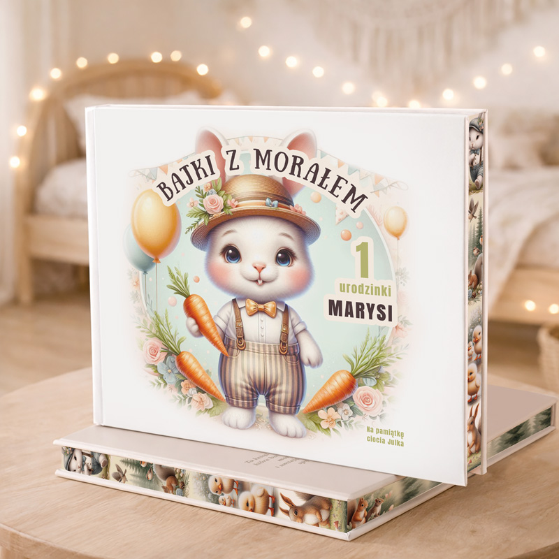 Ilustrowana książka z tytułem "Bajki z Morałem", przedstawiająca króliczka w kapeluszu i muszce, na okładce z marchewkami.