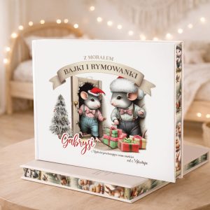 Ilustrowana okładka książki dziecięcej "Bajki i Rymowanki", przedstawiająca małe myszki w strojach z prezentami przed drzwiami.