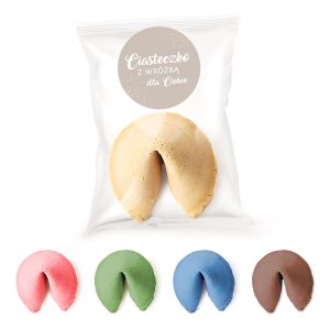 Opakowanie z ciasteczkiem wróżby w kolorze beżowym, obok cztery ciasteczka w różnych kolorach: różowym, zielonym, niebieskim i brązowym, z napisem "Ciasteczko z wróżbą dla Ciebie" na przezroczystym tle.