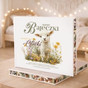 Książka z tytułem "Mądre Bajeczki" z ilustracją owieczki wśród kwiatów, leżąca na miękkim podłożu w przytulnym wnętrzu.