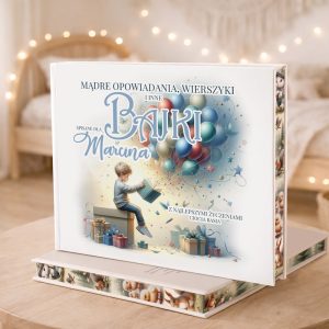 Książka z tytułem "Bajki" leżąca na stole, z grafiką dziecka otwierającego prezent w otoczeniu balonów.