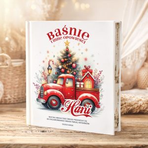 Książka "Baśnie i inne opowieści" z ilustracją czerwonego samochodu dostawczego z choinką i domkiem, na tle świątecznego otoczenia.