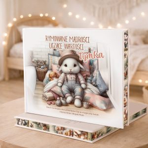 Książka dziecięca z ilustracją uroczej, pluszowej postaci z króliczkiem w kapeluszu i melodramatycznym tłem.