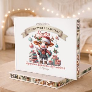 Książka dziecięca z ilustracją renifera w swetrze, trzymającego prezenty, otoczona ozdobami świątecznymi.