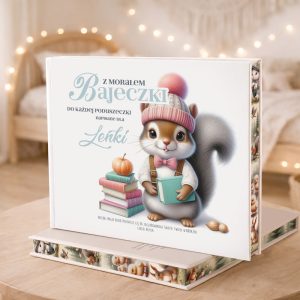 Książka dla dzieci z ilustracją wesołej wiewiórki trzymającej książki, z napisem "Bajeczki do każdej poduszki".