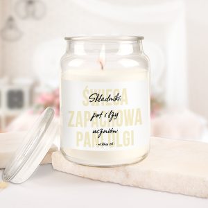 Świeca zapachowa w szklanym słoiku z napisem „Składniki: pot i łzy uczniów”.