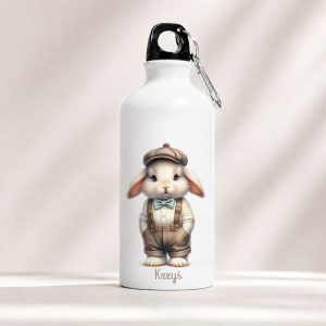 Biała butelka ze stylizowanym rysunkiem króliczka w eleganckim ubraniu i czapce.