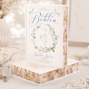 Personalizowana biblia na chrzest z motywem w kolorze niebieskim.