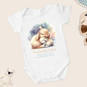 Biały body dziecięce z ilustracją dwóch uroczych zwierzątek, królika przytulającego małego misia, otoczonych delikatnym tłem w pastelowych kolorach, z napisem 'Malenstwo, które skradło wszystkim serce' na dole.