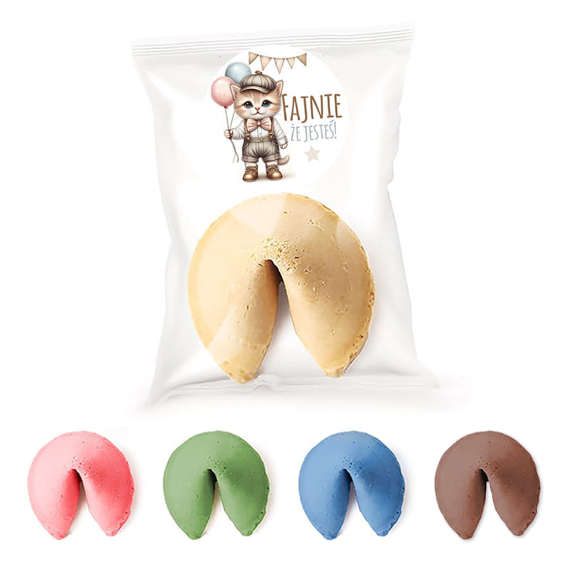 Opakowanie z dużym ciastkiem fortuny w kolorze beżowym na tle białego opakowania, z kilkoma mniejszymi ciastkami fortuny w kolorach różowym, zielonym, niebieskim i brązowym na dole. Na opakowaniu widnieje wizerunek kota w eleganckim ubraniu trzymającego balonki oraz napis "FAJNIE ŻE JESTEŚ!".