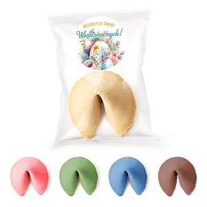 Opakowanie z napisem 'Wesołych Świąt Wielkanocnych!' zawiera kolorowe ciastka w kształcie fortune cookie: jedno beżowe pośrodku oraz różowe, zielone, niebieskie i brązowe na dole.