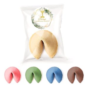 Paczuszka z pięcioma kolorowymi ciastkami w kształcie fortuny, w tym jednym beżowym na przodzie oraz różowymi, zielonymi, niebieskimi i brązowymi w tle, z etykietą "Pierwsza Komunia Święta" na białym tle.