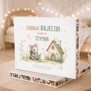 Ilustrowana książka dla dzieci zatytułowana "Ciekawe bajeczki napisane dla Szymka", z myszką czytającą książkę przed uroczą chatką.
