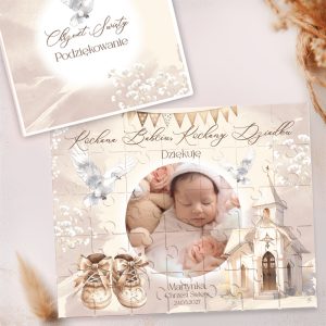 Puzzle z wizerunkiem śpiącego niemowlęcia w otoczeniu białych gołębi oraz elementów związanych z chrztami.