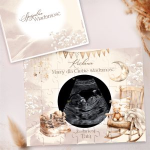 Puzzle z ultrasonograficznym obrazem dziecka, otoczony dekoracyjnymi elementami, napis "Mamy dla Ciebie wiadomość".