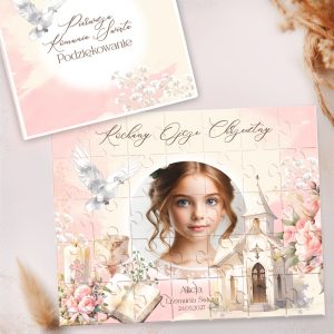 Puzzle z portretem dziewczynki w białej sukience otoczonej różowymi kwiatami i elementami sakralnymi na tle pastelowych kolorów.